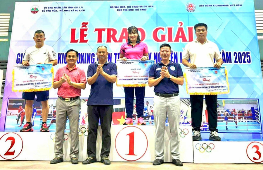 Ban tổ chức đã trao giải toàn đoàn cho các đơn vị tham gia thi đấu. Ảnh: V.V kickbox.jpg