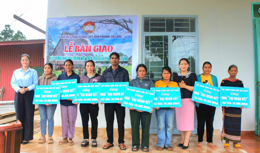 Quang cảnh lễ bàn giao nhà Đại đoàn kết cho các hộ có hoàn cảnh khó khăn trên địa bàn phường Chi Lăng. Ảnh: R.H z6741595110976-10b8f685fd06980bd5f7a176a6abc630.jpg