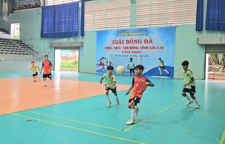 Trận chung kết giữa đội xã Ia Krái và Tín Thành FC diễn ra sôi nổi và đầy kịch tính. Ảnh: Ngọc Duy tin-thanh.jpg