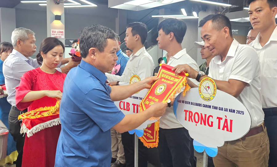 Ban tổ chức tặng cờ lưu niệm và hoa cho các vận động viên, trọng tài tham gia Giải Vô địch Billiards Carom tỉnh năm 2025. Ảnh: R.H z6596285065528-edc9976f8dbf26a71e8fa27a2d58dd97.jpg