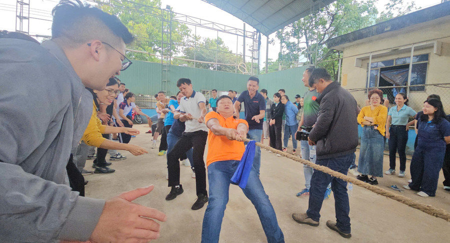 Ở nội dung thi kéo co đã diễn ra kịch tính. Ảnh: R'ô Hok 1000018236.jpg
