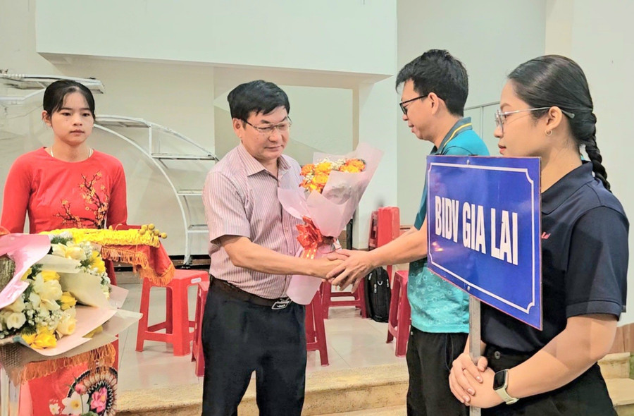 Tổng Biên tập Báo Gia Lai Huỳnh Kiên tặng hoa, cờ lưu niệm cho các đơn vị tham gia hội thi. Ảnh: Ngọc Duy 1000018232.jpg