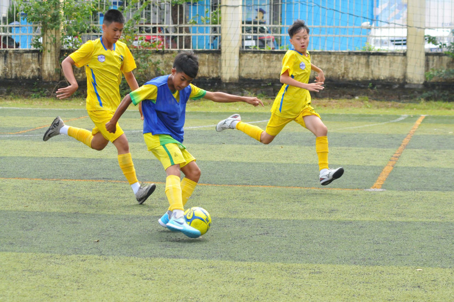 Ở trận chung kết, CLB Dương Nguyễn Sport xuất sắc vượt qua Đan Lê FC (áo vàng, quần vàng) với tỷ số chung cuộc 3-2. Ảnh: R'Ô HOK z6947324216456-2b2eafbe5a0660810bd7b7d320944586.jpg