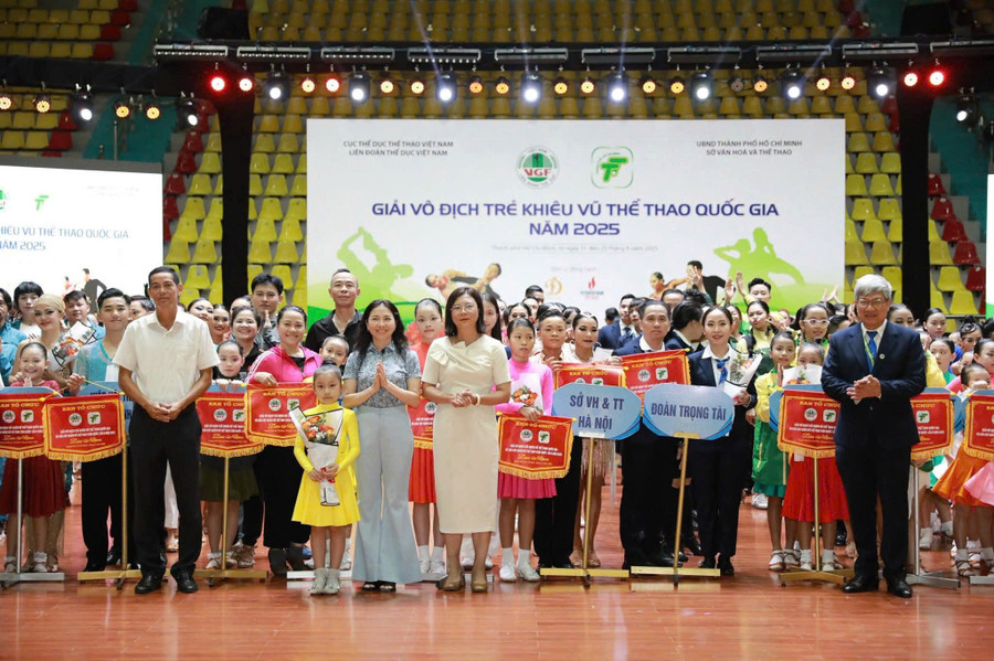 Giải Vô địch trẻ Khiêu vũ thể thao quốc gia và Giải Cup Khiêu vũ thể thao quốc gia lần II-2025 quy tụ hơn 1.200 vận động viên. Ảnh: Nam Dũng z6941724645586-d320a31ca6eb1684b1dbbf777fcdbfb0.jpg
