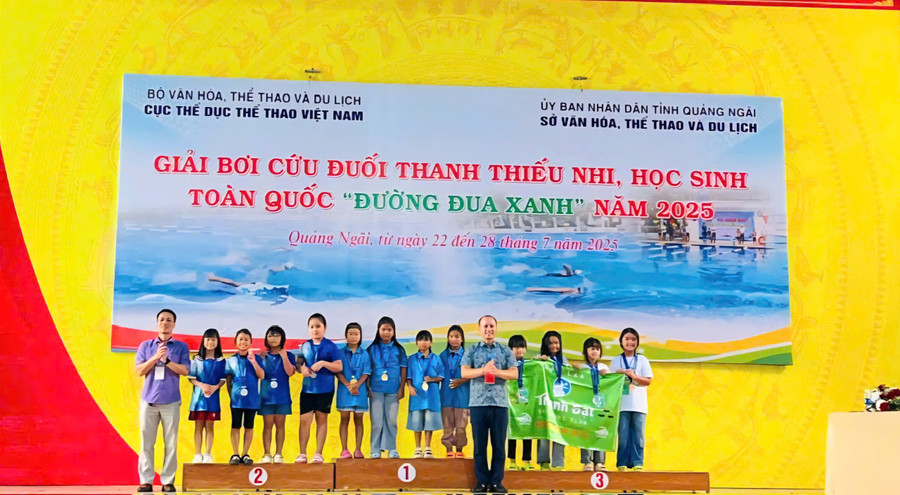 Ở phần thi nội dung tiếp sức 4x50m bơi tự do nữ (4 nữ), các vận động viên: Dương Thanh Tú, Phan Minh Đan, Lê Khả Thư, Nguyễn Thùy Loan đã xuất sắc giành huy chương vàng. Ảnh: Tiến Hinh z6846877888163-87e4b05319e261d499fcf20adfc8540a.jpg