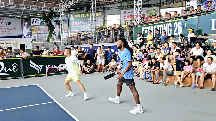 Đông đảo khán giả theo dõi giải Pickleball Gia Lai mở rộng lần I năm 2025 tranh cúp L’amant Café. Ảnh: Ngọc Duy z6590192503977-1e17fa9632e9221393f0611b86e1bbee.jpg