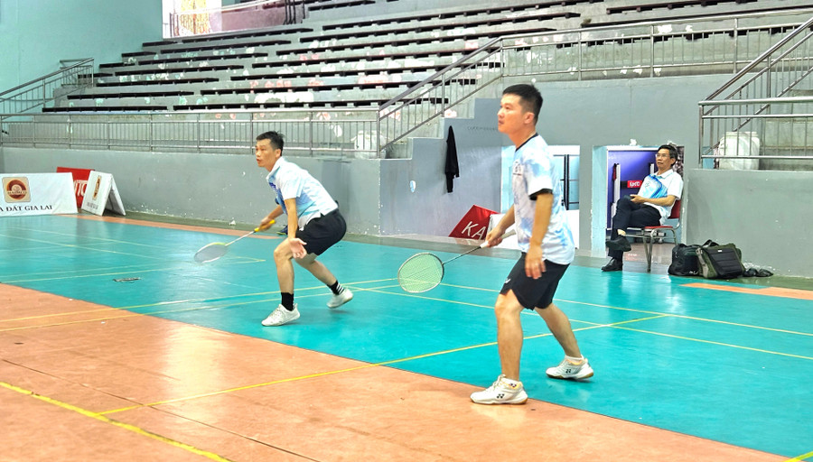 Hai tay vợt của đội Hội Nhà báo tỉnh Đắk Nông xuất sắc giành chiến thắng trong trận chung kết đôi nam cầu lông đầy kịch tính. Ảnh: Ngọc Duy 20250516-170434.jpg