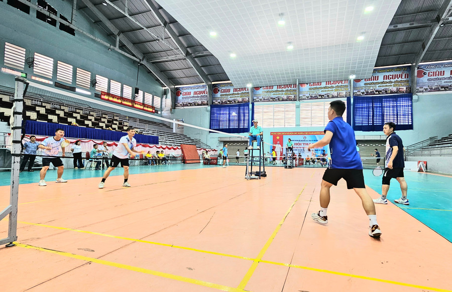 Trận chung kết cầu lông đôi nam giữa đội Hội Nhà báo tỉnh Kon Tum và Đắk Nông. Ảnh: Ngọc Duy 20250516-135549.jpg