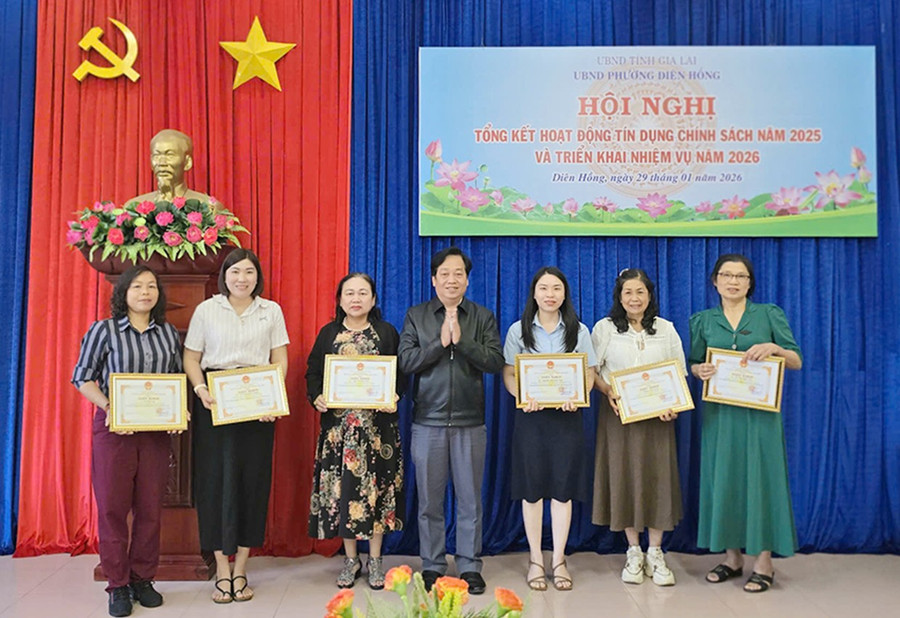 chu-tich-ubnd-phuong-dien-hong-trao-giay-khen-cho-6-ca-nhan-co-thanh-tich-tieu-bieu-trong-trien-khai-hoat-dong-tin-dung-chinh-sach-xa-hoi-tren-dia-ban-phuong-nam-2025.jpg