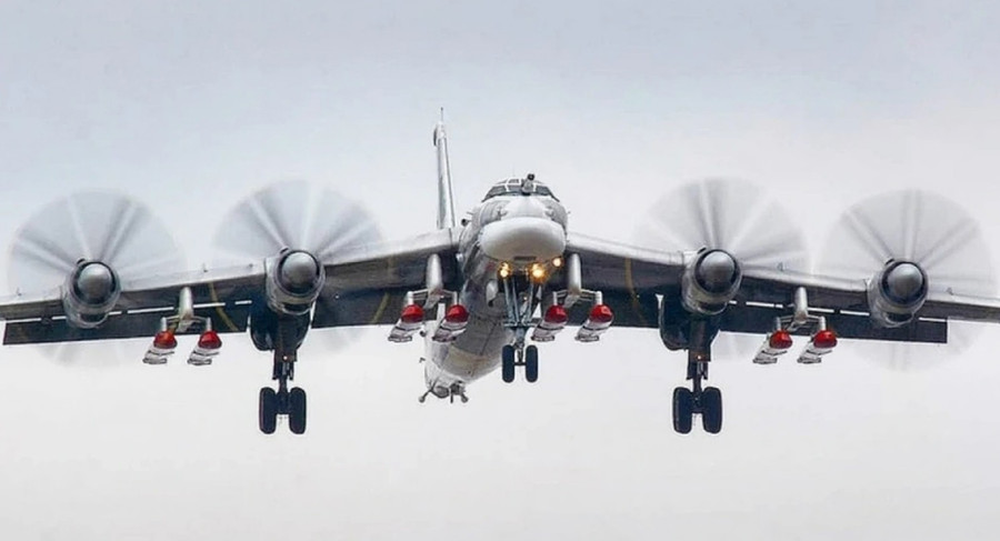 Máy bay ném bom chiến lược Tu-95MS và tên lửa hành trình của Không quân Nga. Ảnh: Bộ Quốc phòng Nga 1.jpg