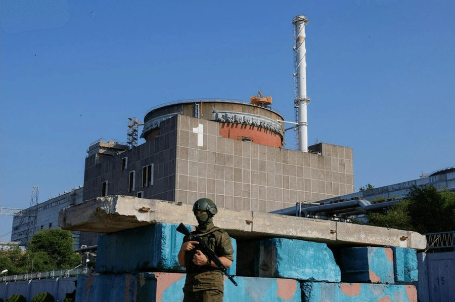 Một trạm kiểm soát quân sự của Nga gần nhà máy điện hạt nhân Zaporizhia. Ảnh: Reuters h3.jpg