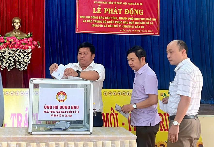 Cán bộ, đảng viên và người dân xã Al Bá ủng hộ đồng bào miền Bắc và Bắc Trung Bộ khắc phục hậu quả bão lũ. Ảnh: N.S can-bo-dang-vien-va-nguoi-dan-xa-al-ba-tinh-gia-lai-ung-ho-dong-bao-mien-bac-va-bac-trung-bo-khac-phuc-hau-qua-bao-lu-anh-ns.jpg