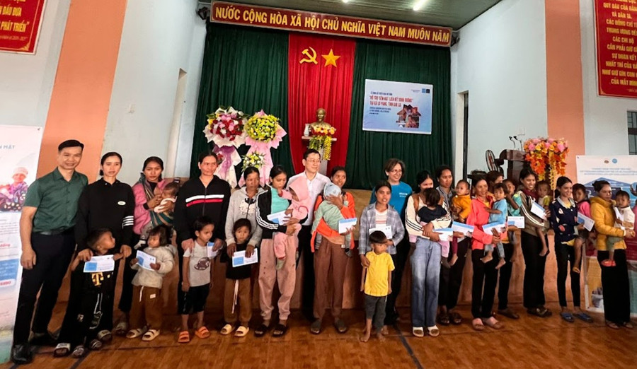 Các gia đình tham gia mô hình được hỗ trợ tiền mặt. Ảnh: N.S 2.jpg
