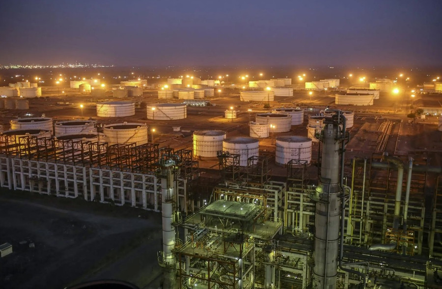Nhà máy lọc dầu Vadinar do tập đoàn Nayara Energy của Ấn Độ và tập đoàn Rosneft của Nga đồng sở hữu ở bang Gujarat, Ấn Độ. Ảnh: Bloomberg a2.jpg