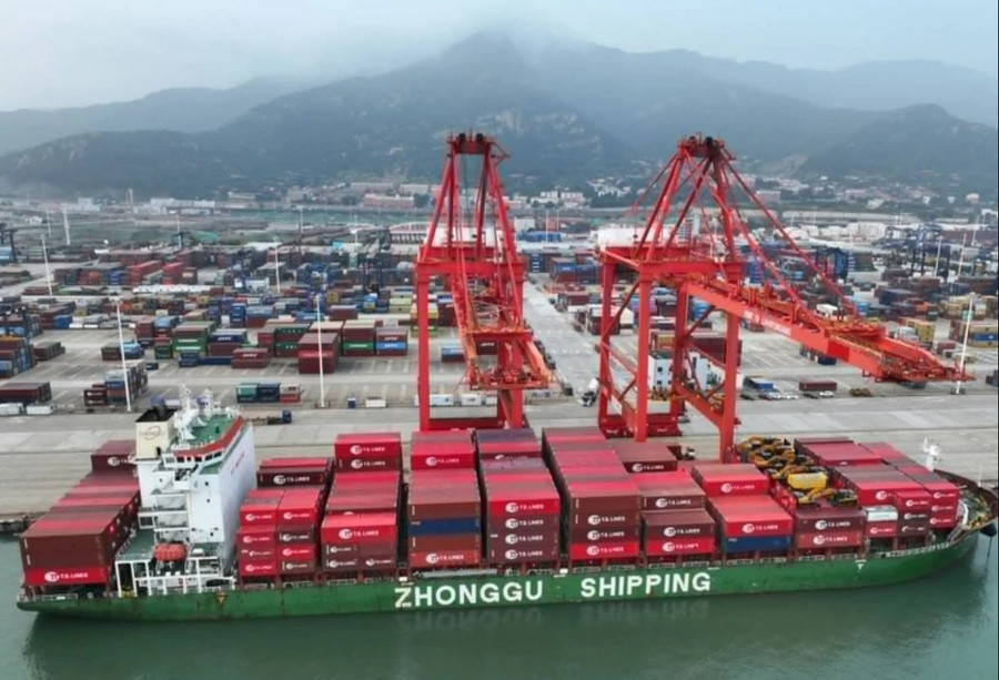 Tàu container tại cảng Liên Vân Cảng, tỉnh Giang Tô (Trung Quốc) hôm 7-8. Ảnh: AFP tau-container-tai-cang-lien-van-cang-tinh-giang-to-trung-quoc-hom-7-8-anh-afp.jpg