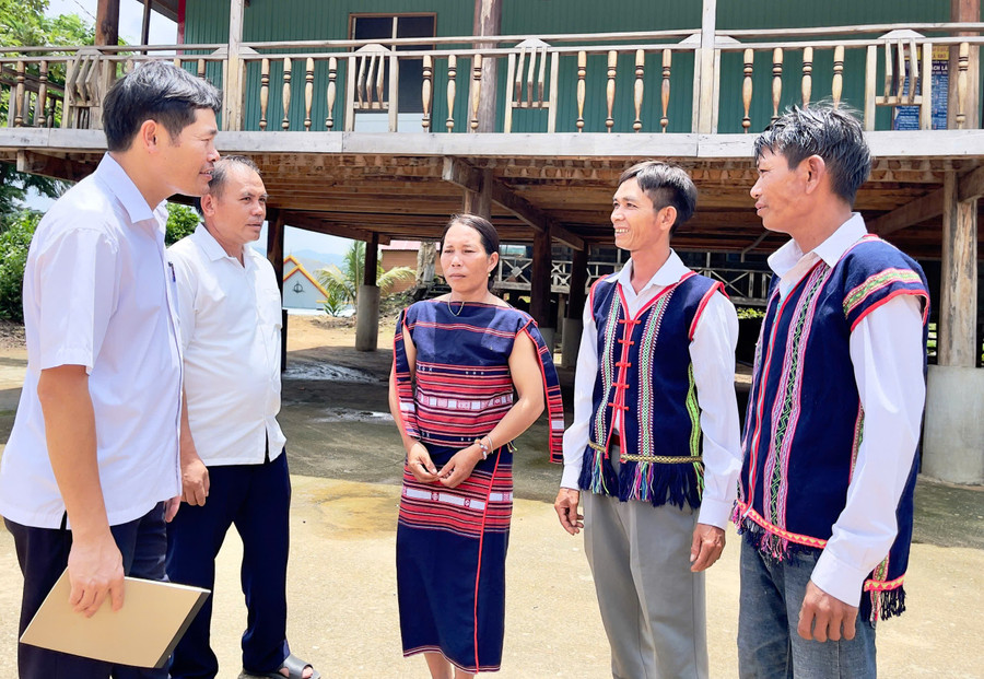 Lãnh đạo xã Sró trao đổi với Chi ủy Chi bộ làng Sró về công tác tuyên truyền cho người dân phát triển kinh tế, vươn lên làm giàu. Ảnh: M.P 4.jpg