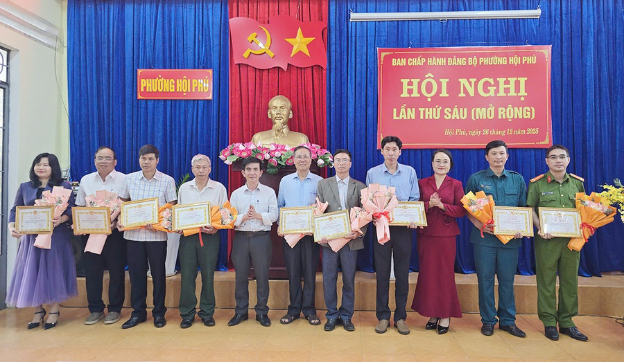 ban-thuong-vu-dang-uy-phuong-hoi-phu-khen-thuong-9-to-chuc-co-so-dang-dat-tieu-chuan-hoan-thanh-xuat-sac-nhiem-vu-tieu-bieu-nam-2025.jpg