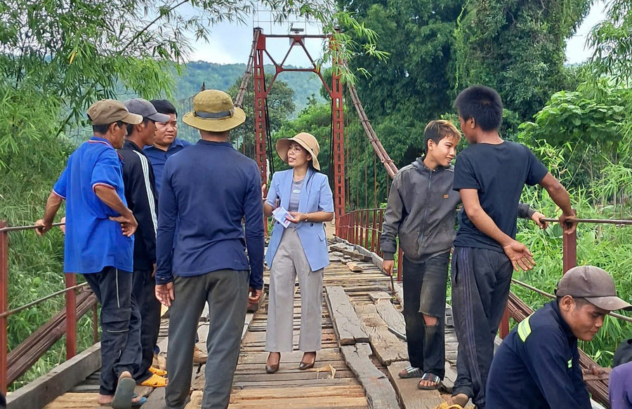 Người dân làng Keo-Kpaih cùng nhau đóng góp kinh phí, ngày công để sửa chữa cầu dân sinh. Ảnh: N.S cac-thanh-nien-lang-keo-kpaih-cung-nhau-sua-lai-cau-dan-sinh.jpg