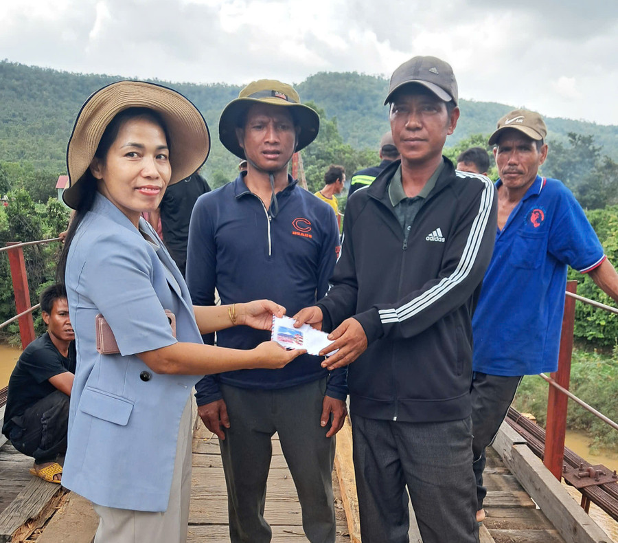 Bí thư Đảng ủy xã Al Bá Rmah H’Bé Nét (bìa trái) đến động viên và hỗ trợ kinh phí để người dân làng Keo-Kpaih sửa cầu dân sinh. Ảnh: N.S bi-thu-dang-uy-xa-al-ba-rmah-hbe-net-bia-trai-den-dong-vien-va-ho-tro-kinh-phi-cho-nguoi-dan-lang-keo-kpaih-sua-cau-dan-sinh.jpg
