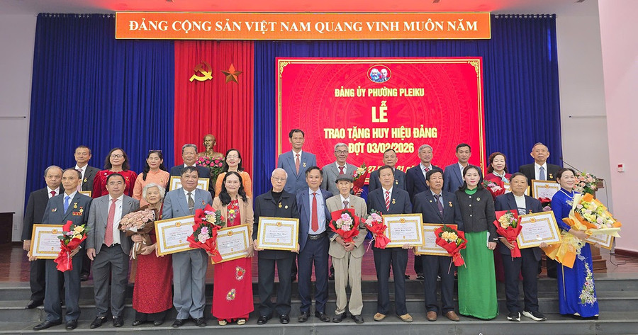 lanh-dao-phuong-pleiku-chup-anh-luu-niem-cung-cac-dang-vien-nhan-huy-hieu-dang-dot-3-2-2026.jpg