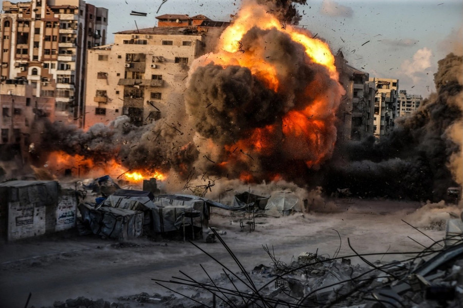 Khói lửa bốc lên sau khi Israel ném bom tòa nhà al-Ruya ở Gaza City ngày 7-9. Ảnh: AFP g2.jpg