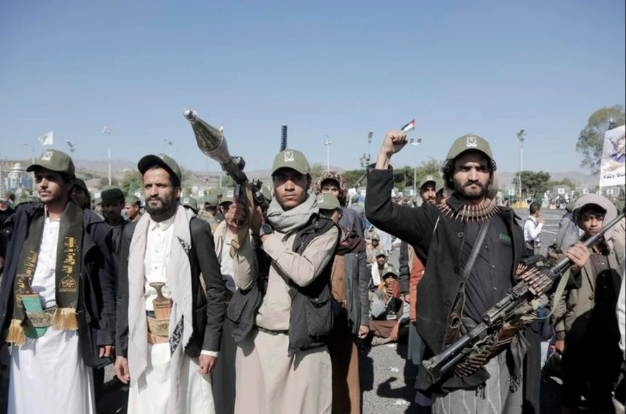 Những người ủng hộ Houthi tham gia cuộc diễu hành kỷ niệm 10 năm nhóm này chiếm giữ thủ đô Sanaa tại quảng trường Al Sabeen, Sanaa, Yemen, ngày 21-9-2024. Ảnh: XINHUA b3.jpg