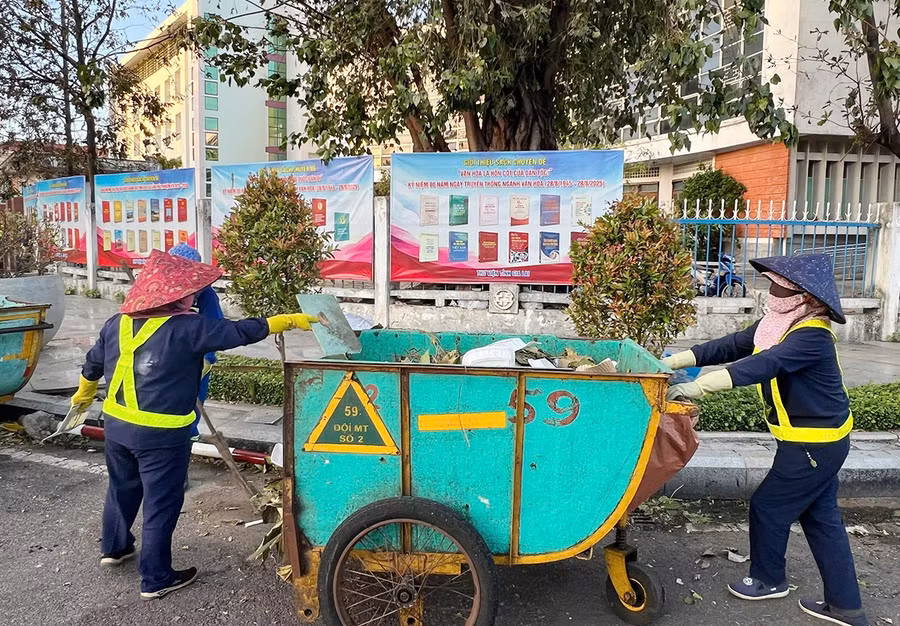 cac-nu-cong-nhan-cong-ty-co-phan-cong-trinh-do-thi-gia-lai-don-ve-sinh-lam-xanh-sach-dep-tai-nga-tu-hai-ba-trung-tran-phu-phuong-quy-nhon.jpg
