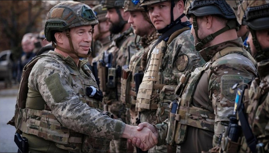 Tướng Alexander Syrsky, Tổng tư lệnh các lực lượng vũ trang Ukraine, trong một lần đến thăm đơn vị chiến đấu. Ảnh: FT n3.jpg