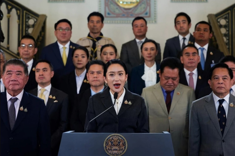 Bà Paetongtarn Shinawatra phát biểu tại cuộc họp báo sau khi nghe phán quyết phế truất của Tòa án Hiến pháp Thái Lan chiều 29-8. Ảnh: Reuters t3.jpg