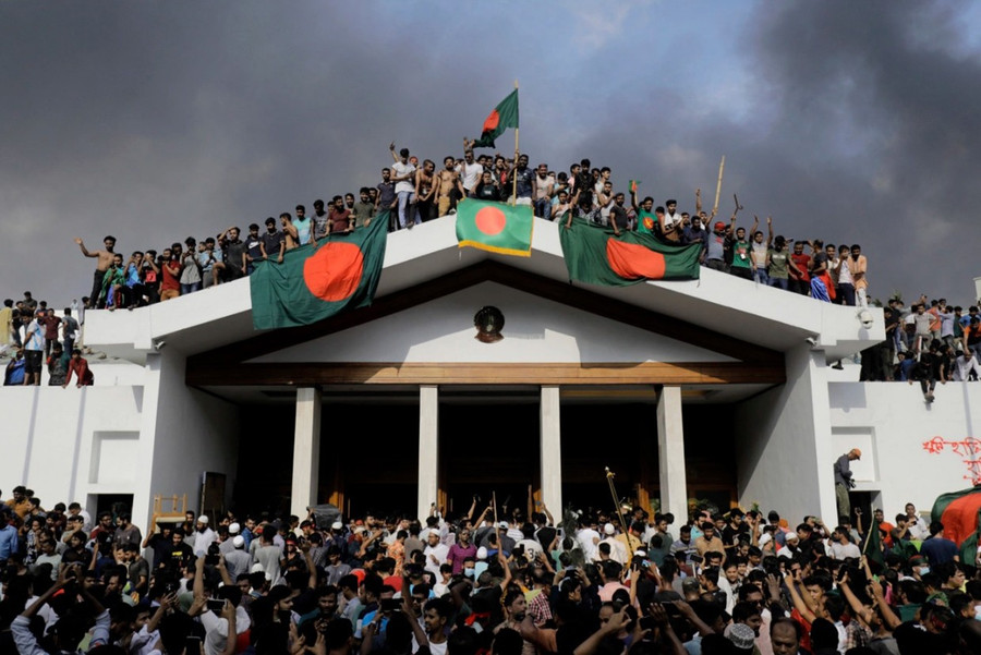 nguoi-bieu-tinh-bangladesh-tran-vao-phu-thu-tuong-o-thu-do-dhaka-ngay-5-8-sau-khi-ba-sheikh-hasina-roi-khoi-dat-nuoc-anh-afp.jpg