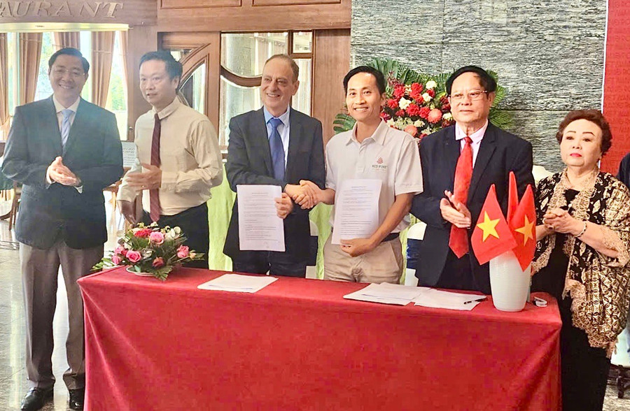 Đoàn chuyên gia, nhà khoa học Israel ký biên bản ghi nhớ hợp tác với các doanh nghiệp Gia Lai. Ảnh: M.P doan-chuyen-gia-nha-khoa-hoc-israel-ky-bien-ban-ghi-nho-hop-tac-voi-cac-doanh-nghiep-gia-lai-nham-chuyen-giao-ky-thuat-cong-nghe-nong-nghiep-tang-nang-suat-cac-loai-cay-trong-anh-mp.jpg