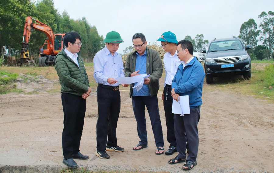 pho-chu-tich-ubnd-tinh-nguyen-huu-que-thu-2-tu-trai-sang-kiem-tra-vi-tri-trien-khai-du-an-tai-dinh-cu-tai-xa-ia-hiao.jpg