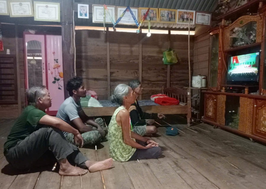 Gia đình ông Ksor Jêh (buôn Suối Cẩm, xã Uar) cùng theo dõi Đại hội đại biểu Đảng bộ tỉnh lần thứ I qua ti vi. Ảnh: M.P 1.jpg