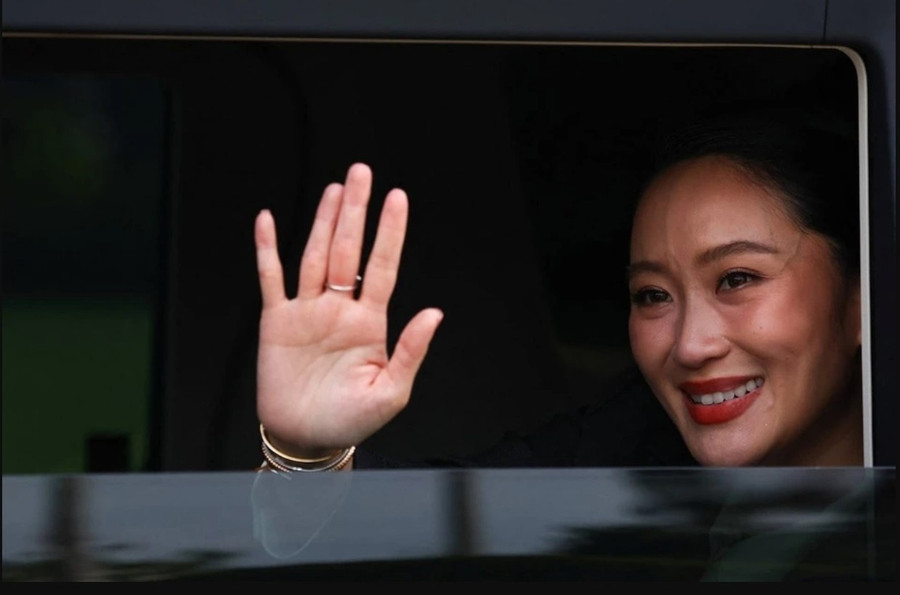 Cựu Thủ tướng Thái Lan Paetongtarn Shinawatra vẫy chào sau khi ra về từ cuộc họp báo sau quyết định phế truất. Ảnh: Reuters t1.jpg