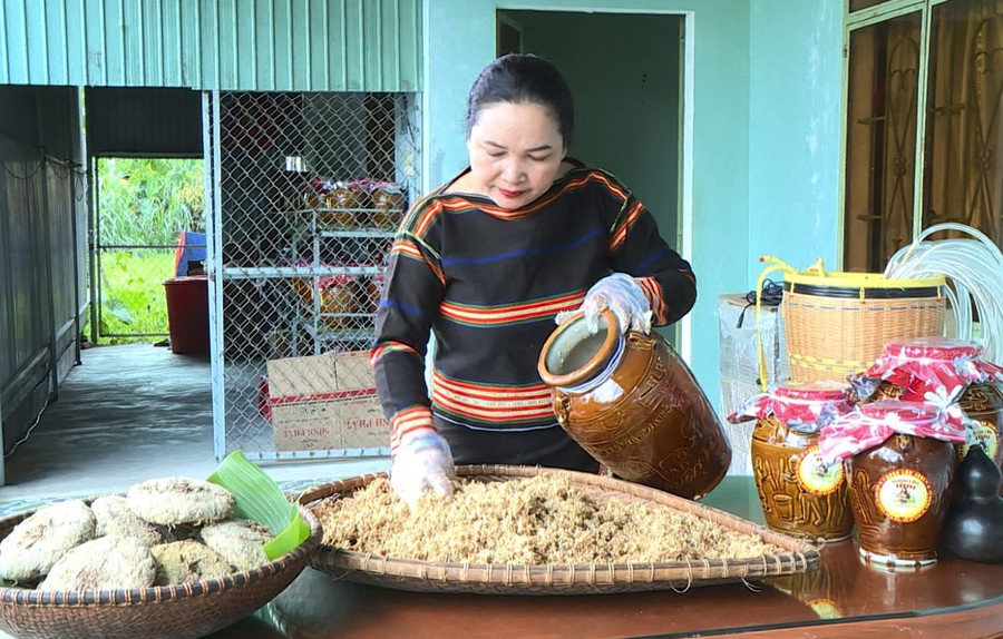 Sản phẩm “Rượu cần Jrai Ayun Pa” của chị Nay HT'ó đạt chứng nhận OCOP 3 sao. Ảnh: N.S Sản phẩm “Rượu cần Jrai Ayun Pa” của chị Nay HT'ó đạt chứng nhận OCOP 3 sao. Ảnh: N.S