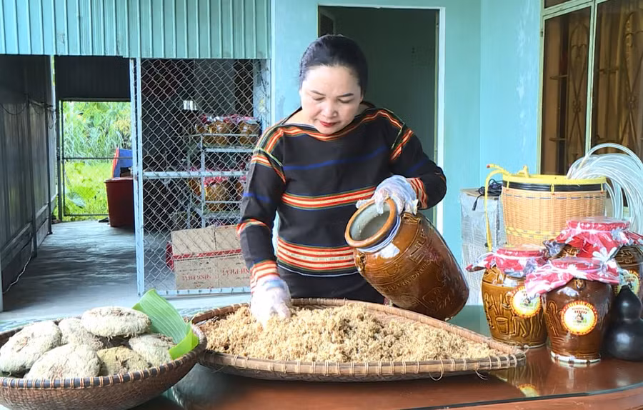 Sản phẩm “Rượu cần Jrai Ayun Pa” của chị Nay HT'ó đạt chứng nhận OCOP 3 sao. Ảnh: N.S