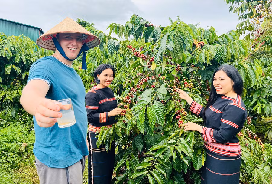 anh-elliot-connelly-du-khach-den-tu-vuong-quoc-anh-tham-gia-trai-nghiem-thu-hoach-ca-phe-voi-nguoi-dan-lang-mrong-yo-1-xa-ia-phi.jpg