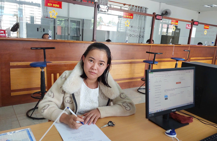 Chị Cao Thị Minh Tuyền (thôn 3) đang làm thủ tục tại TTPVHCC Chư Păh để thay đổi một số thông tin về hộ kinh doanh. Ảnh: Nguyễn Diệp chi-cao-thi-minh-tuyen-dang-lam-ho-so-thu-tuc.jpg