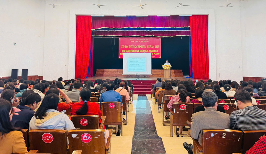 Quang cảnh lớp bồi dưỡng. Ảnh: Bá Bính z6858476414305-a621c01f00877f4e3031a04827f48ac2.jpg