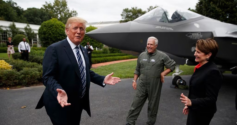 Tổng thống Mỹ Donald Trump đứng trước chiếc F-35. Ảnh: AP tong-thong-my-donald-trump-dung-truoc-chiec-f-35-anh-ap.jpg
