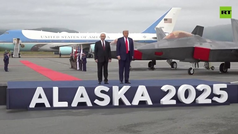 Tổng thống Nga Vladimir Putin và Tổng thống Mỹ Donald Trump tại Alaska. Ảnh: RT tong-thong-nga-vladimir-putin-va-tong-thong-my-donald-trump-tai-alaska-anh-rt.jpg