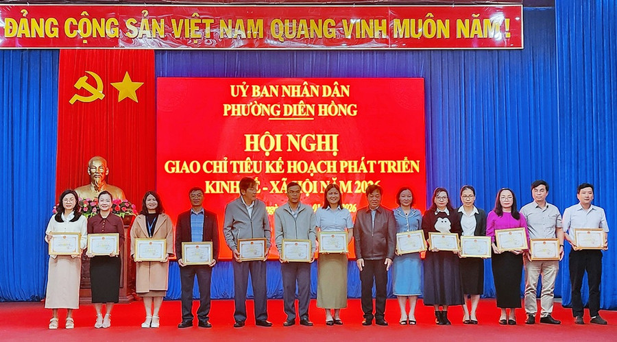 chu-tich-ubnd-phuong-dien-hong-tang-giay-khen-cho-cac-ca-nhan-co-thanh-tich-xuat-sac-trong-thuc-hien-nhiem-vu-nam-2025.jpg