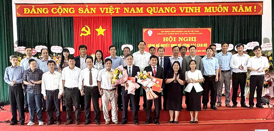 lanh-dao-cac-lanh-dao-cac-cong-ty-cao-su-tren-dia-ban-tay-nguyen-cung-lanh-dao-cac-dia-phuong-chup-anh-luu-niem.jpg