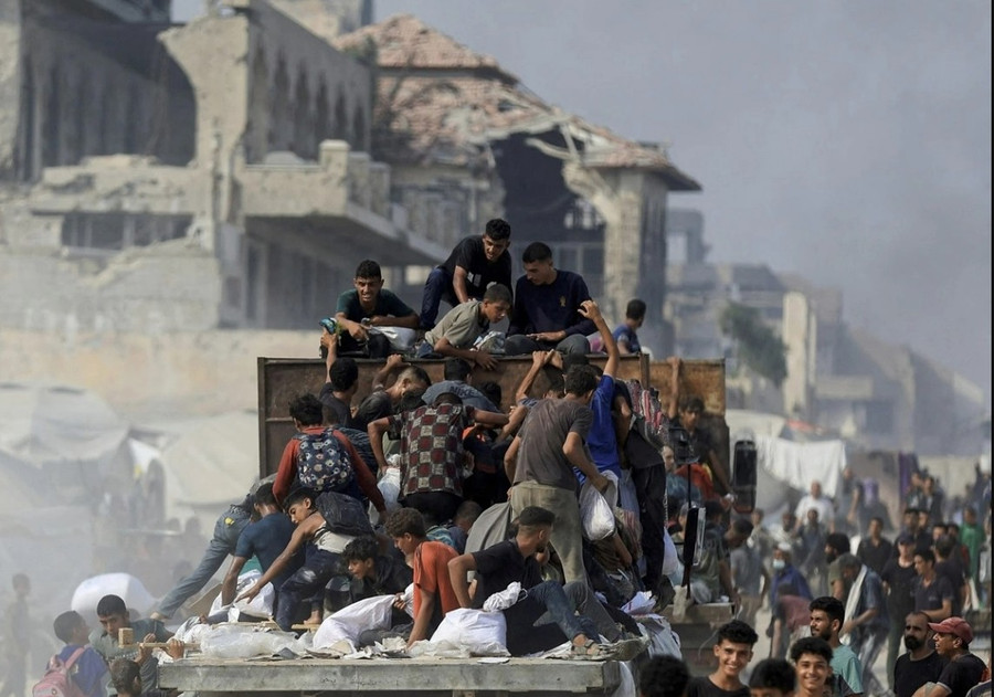 Người Palestine tranh giành hàng viện trợ tại Beit Lahia, phía bắc Dải Gaza, hồi tháng 8. Ảnh: Reuters g3.jpg