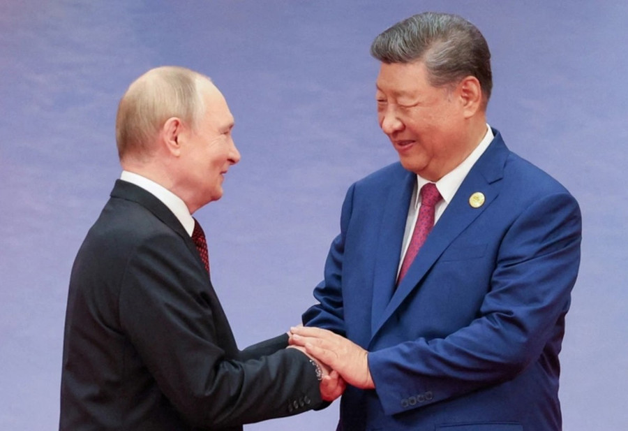 Chủ tịch Trung Quốc Tập Cận Bình (phải) chào đón Tổng thống Nga Vladimir Putin trong buổi lễ tại Hội nghị thượng đỉnh Tổ chức Hợp tác Thượng Hải (SCO) ở Thiên Tân, Trung Quốc hôm 31-8. Ảnh: REUTERS p4.jpg