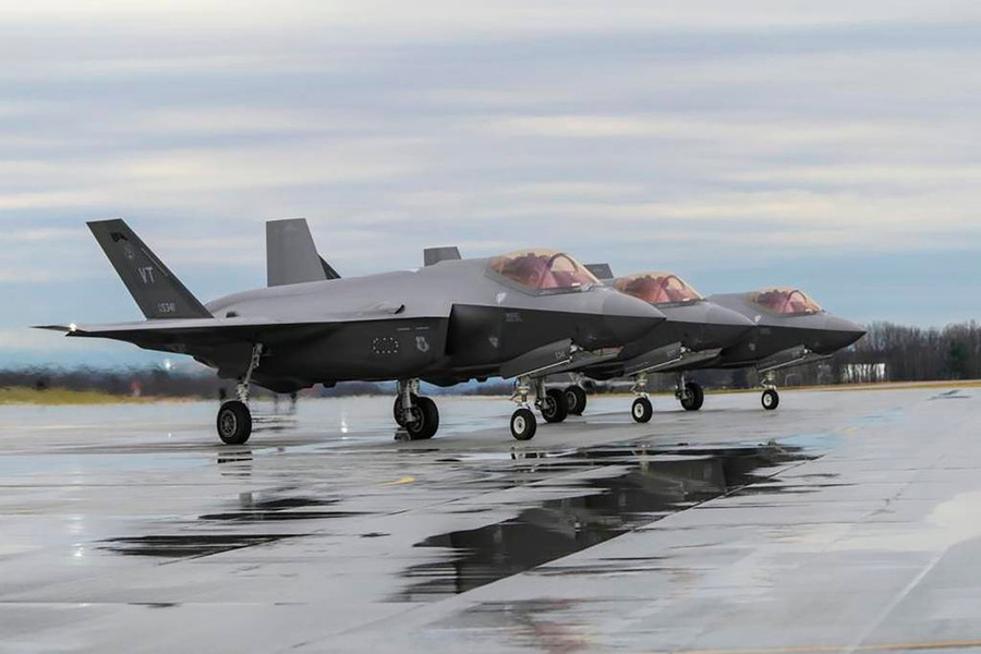 Máy bay chiến đấu F-35 tại căn cứ Không quân Vermont ở Nam Burlington, Mỹ. Ảnh: AP may-bay-chien-dau-f-35-tai-can-cu-khong-quan-vermont-o-nam-burlington-my-anh-ap.jpg