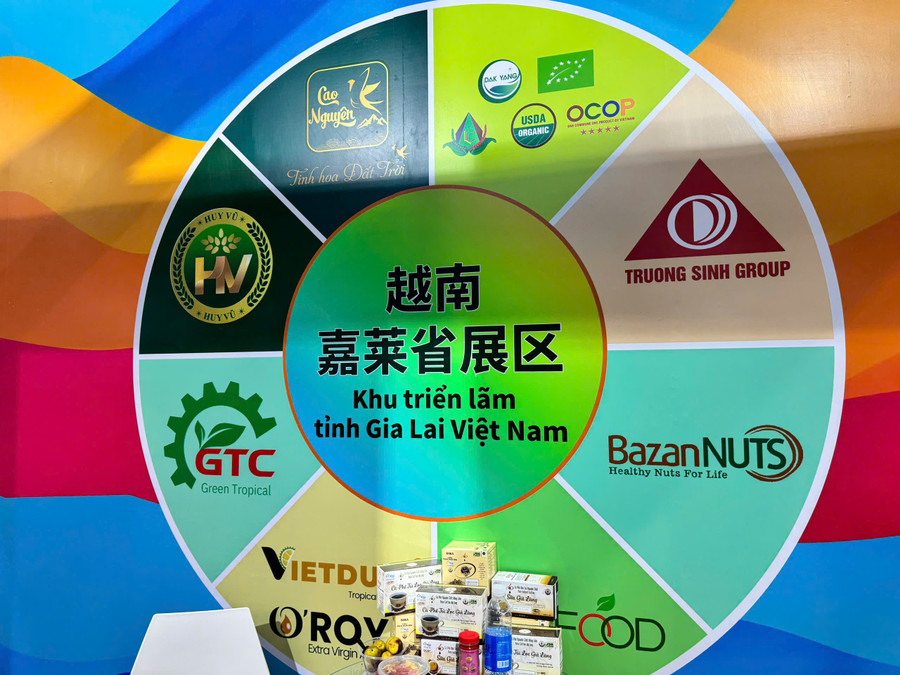 Tham gia hội chợ, 8 doanh nghiệp Gia Lai mang đến nhiều mặt hàng đa dạng, phong phú. Ảnh: ĐVCC 4.jpg