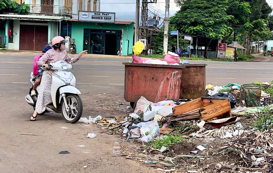 Tại ngã 5 giao nhau giữa đường Nguyễn Chí Thanh với các đường Nguyễn Bá Lại, Anh Hùng Đôn, Đặng Thai Mai (phường An Phú), nhiều hộ vẫn đem rác ra bỏ bất kể giờ nào. Ảnh: M.P tai-nga-5-giao-nhau-giua-duong-nguyen-chi-thanh-voi-cac-duong-nguyen-ba-lai-anh-hung-don-dang-thai-mai-phuong-an-phu-nhieu-ho-van-dem-rac-ra-bo-bat-ke-gio-nao.jpg