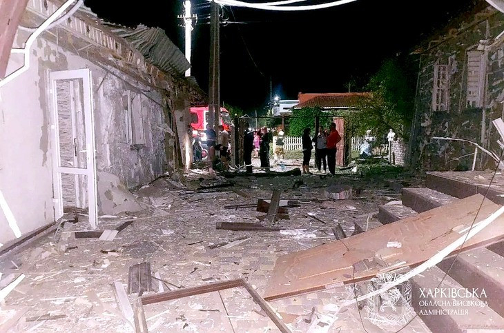 Lực lượng cứu hộ và người dân Ukraine kiểm tra thiệt hại sau đợt không kích của Nga tại Kharkov ngày 17-8 - Ảnh: OLEH SYNIEHUBOV/TELEGRAM luc-luong-cuu-ho-va-nguoi-dan-ukraine-kiem-tra-thiet-hai-sau-dot-khong-kich-cua-nga-tai-kharkov-ngay-17-8-anh-oleh-syniehubov-telegram.jpg
