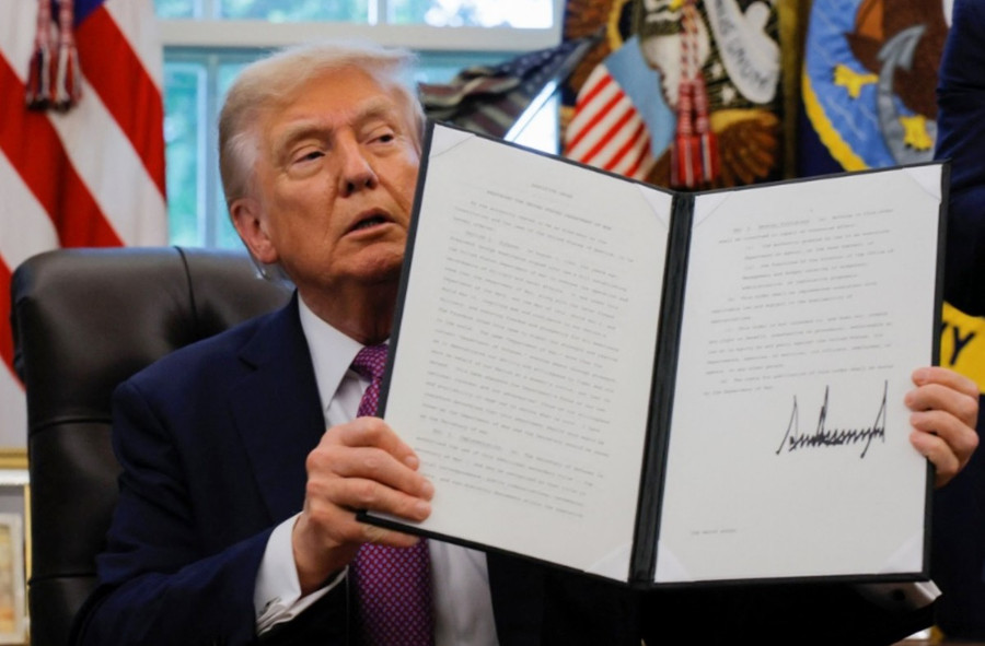 Tổng thống Donald Trump hôm 5-9 ký sắc lệnh hành pháp đổi tên Bộ Quốc phòng Mỹ thành Bộ Chiến tranh: Ảnh: Reuters m3.jpg
